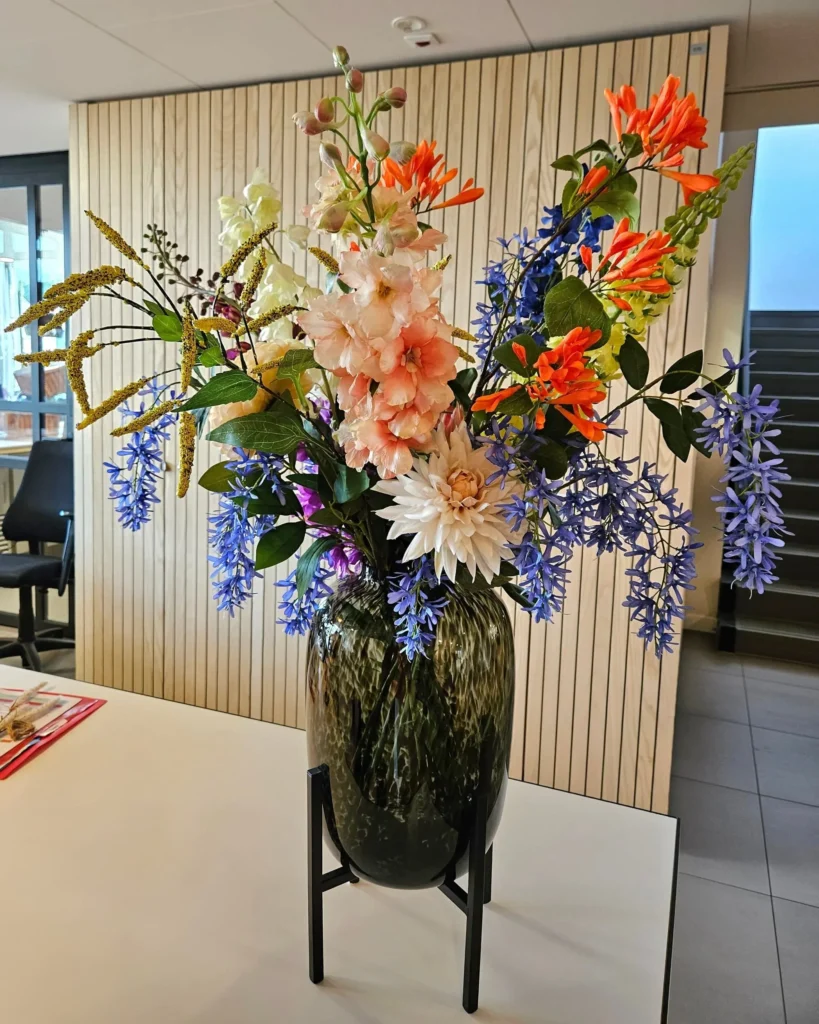 Inspiratie - Zijde bloemen in vaas op bijzettafel als blikvanger